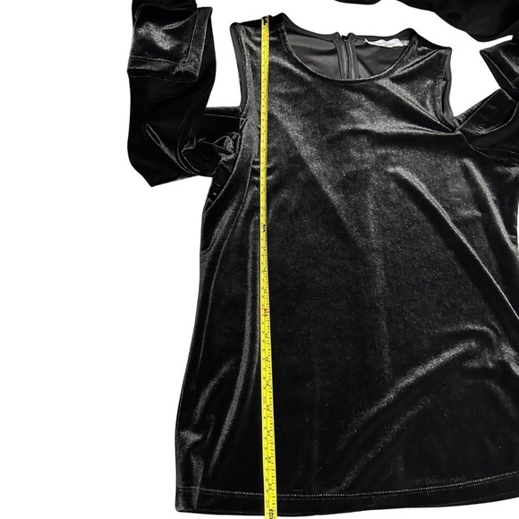 ♠️Calvin Klein Black Velvety Cold Shoulder Top - Picture 5 of 6